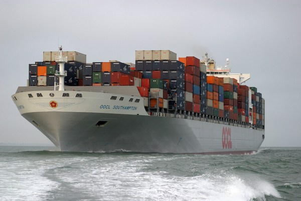 東方海外（OOCL） 公布截至3月底止的首季總貨運量較去年同期上升4.2%，總收入按年減少17.1%至11.14億美元，運載力增加6.3%，整體運載率較去年同期下跌1.7%，每個(gè)標準箱之整體平均收入較去年首季下跌20.4%。