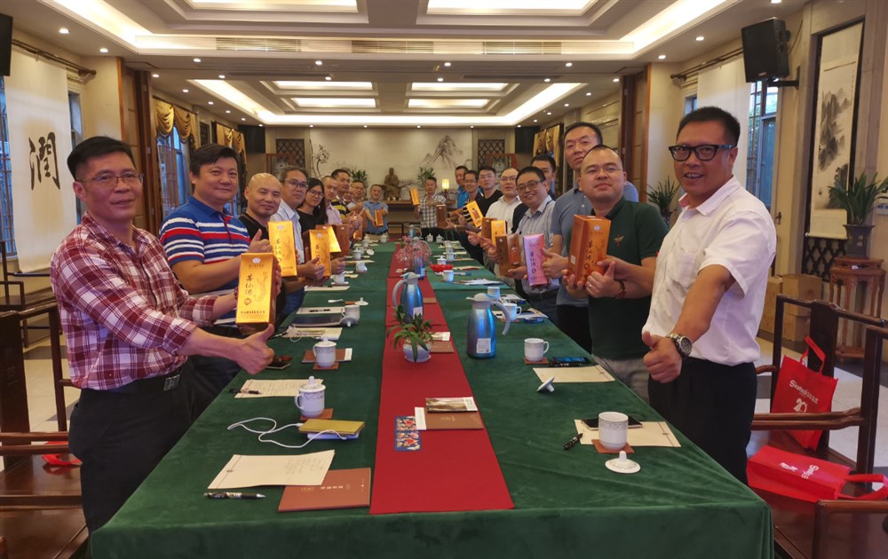 由東莞市常平玉華堂玉器商行黃炳康代表永聯(lián)通公司送給與會(huì )人員每人一瓶茅臺茅仙酒