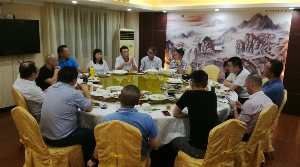 由深圳市米倉供應鏈管理有限公司總經(jīng)理孫劍巍主持晚宴專(zhuān)題：預見(jiàn)未來(lái)！