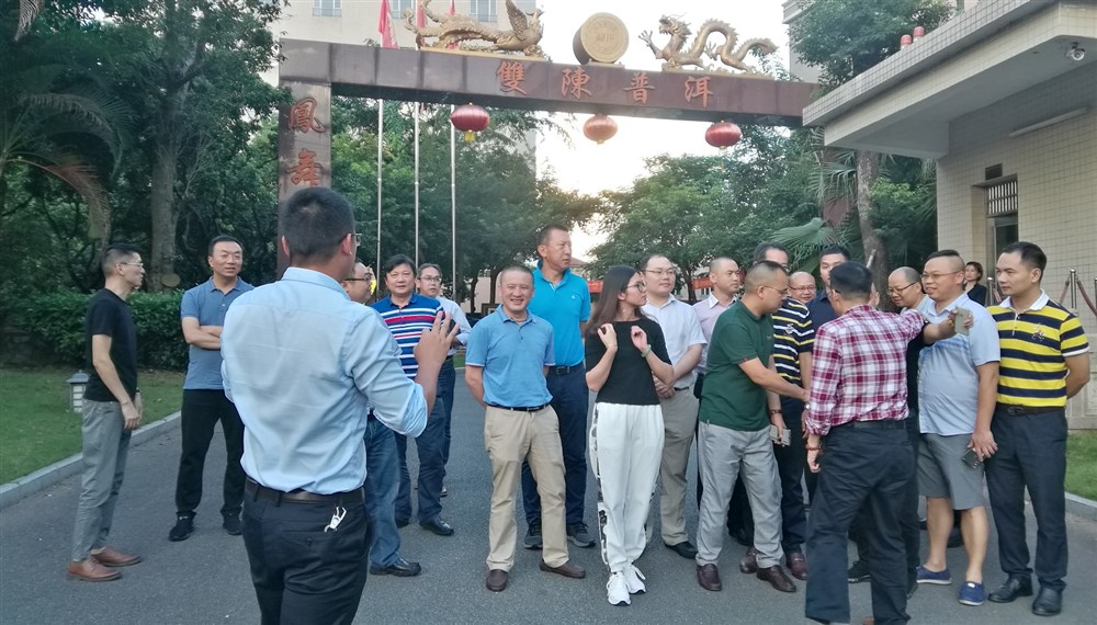 永聯(lián)通商貿大廈門(mén)前留影。 