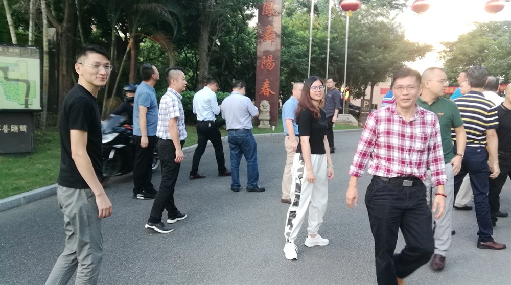  永聯(lián)通商貿大廈門(mén)前留影。 