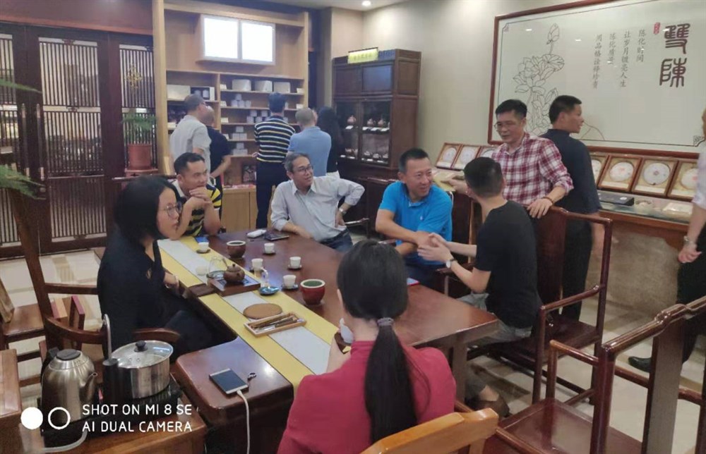 雙陳茶葉工作人員進(jìn)行休閑茶藝介紹并品嘗。