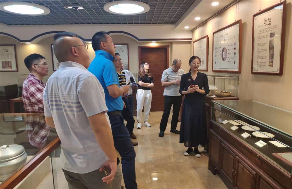 雙陳茶葉工作人員介紹茶文化。