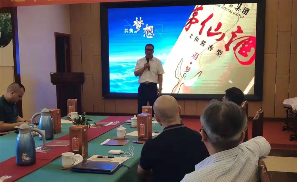 東莞市常平玉華堂玉器商行代表黃炳康介紹了代理品牌“茅臺茅仙酒”的銷(xiāo)售情況。