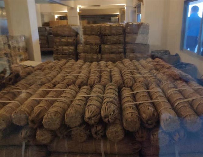 參觀(guān)雙陳茶葉的現代化儲存。