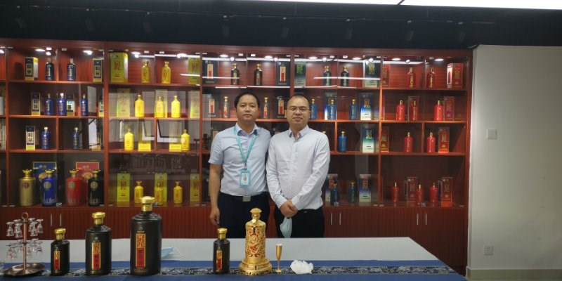 富海通公司總經(jīng)理何運明先生（左邊）