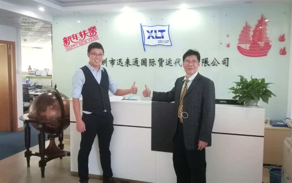 深圳市迅來(lái)通國際貨運代理有限公司總經(jīng)理  康喜初（左）