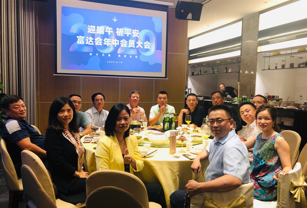 邀請會(huì )務(wù)領(lǐng)導（常委、主席團）上臺拍照、組織全場(chǎng)大合照