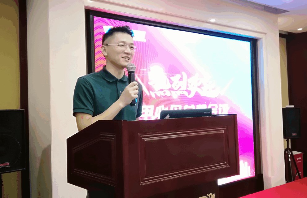 美宏國際貨運代理香港有限公司兼中山貨代協(xié)會(huì )執行會(huì )長(cháng)張作宏發(fā)言。