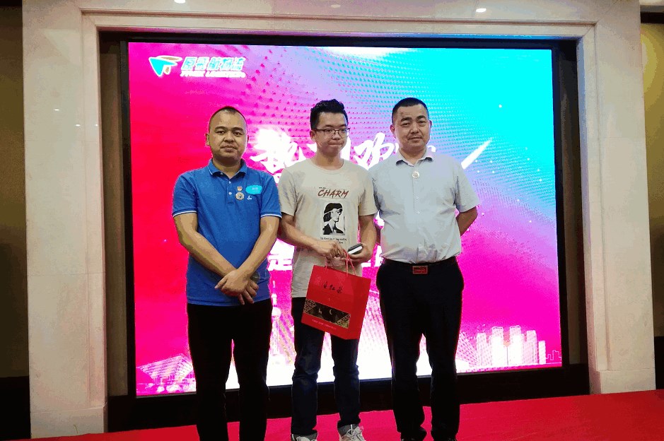甲必丹俱樂(lè )部會(huì )長(cháng)張桅（左）給中獎會(huì )員頒獎。