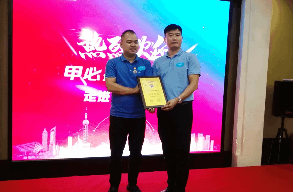 甲必丹俱樂(lè )部會(huì )長(cháng)張桅給新會(huì )員授牌