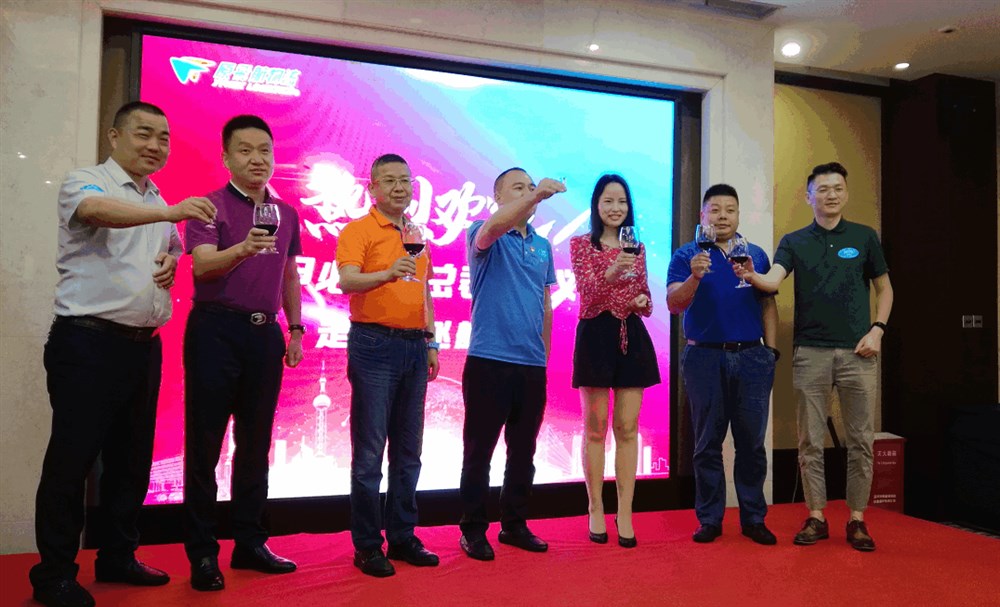甲必丹俱樂(lè )部團隊給會(huì )員們祝酒。