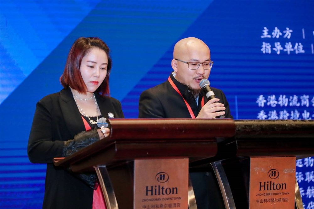 本次晚會(huì )由深圳美宏聯(lián)運國際貨運代理有限公司張作培先生和徐楓筠女士主持。