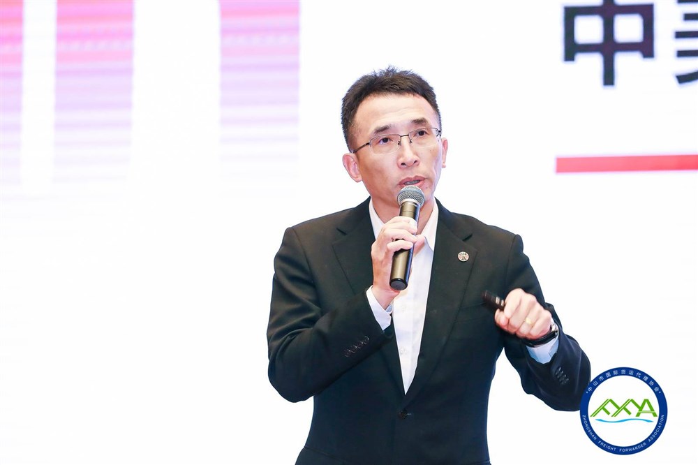 深圳物流協(xié)會(huì )、深圳國際貨運代理協(xié)會(huì )創(chuàng  )始人、匯通天下、米倉供應鏈董事長(cháng)孫劍巍先生演講