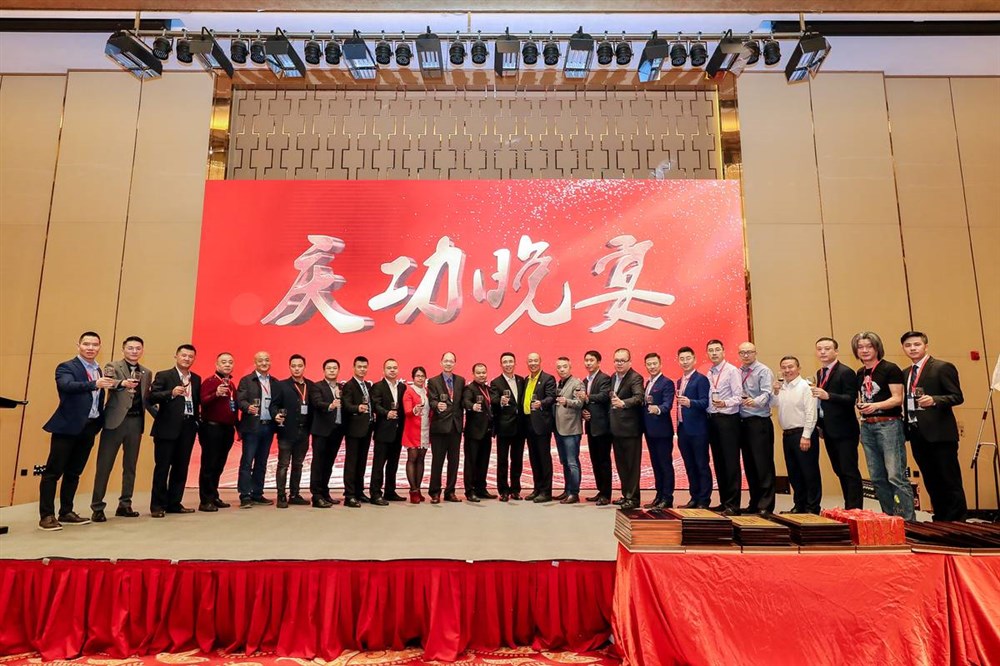 中山市國際貨運代理協(xié)會(huì )會(huì )長(cháng)林浩彬和執行會(huì )長(cháng)張作宏與各大協(xié)會(huì )會(huì )長(cháng)祝酒合影