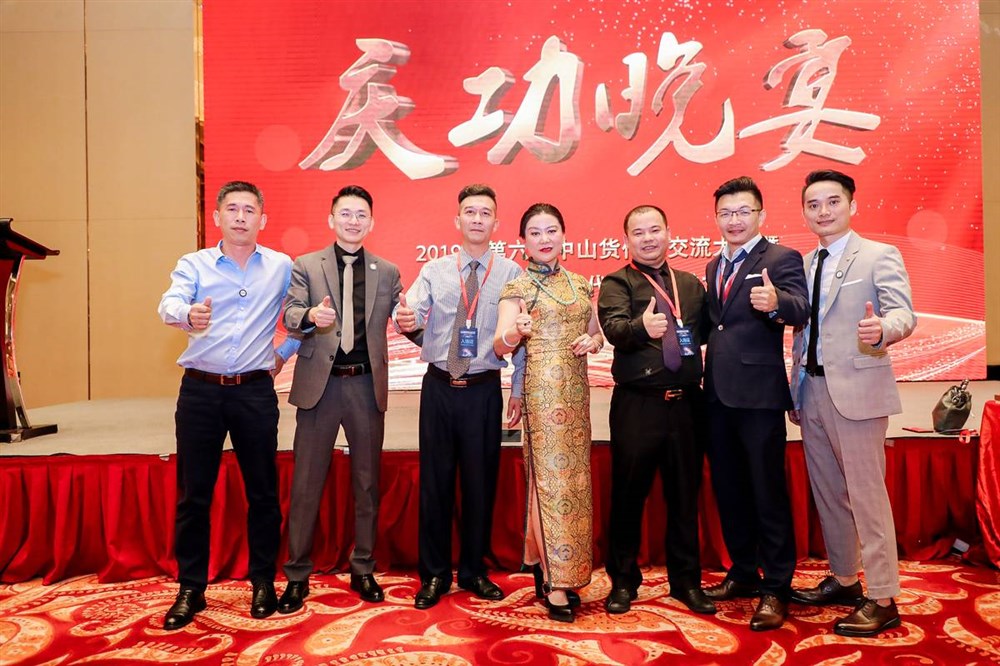 意天物聯(lián)網(wǎng)股份總經(jīng)理江琳琳（中）與大咖們合影：成功非僥幸，我一直在奔跑！