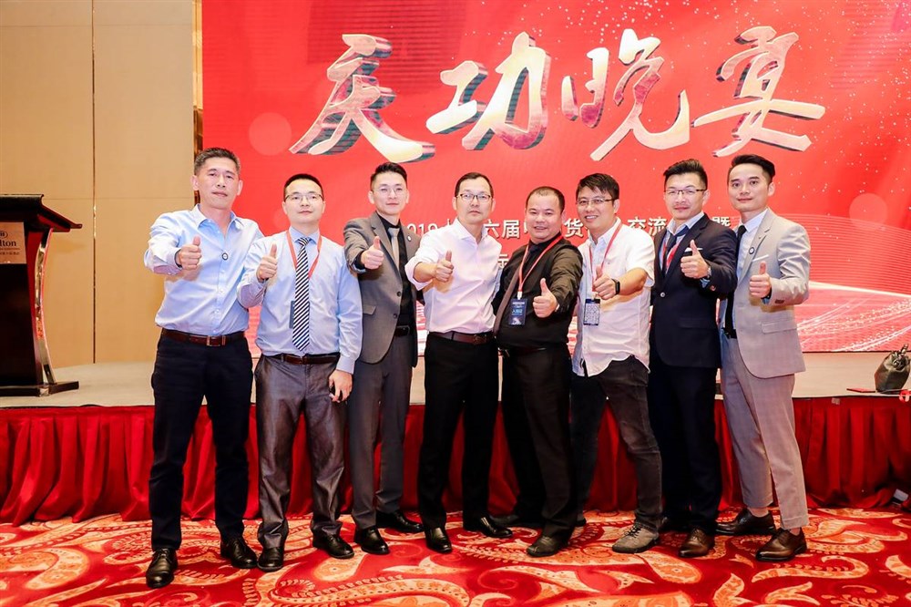 中山市國際貨運代理協(xié)會(huì )會(huì )長(cháng)林浩彬和執行會(huì )長(cháng)張作宏與大咖們合影：一個(gè)比一個(gè)帥！