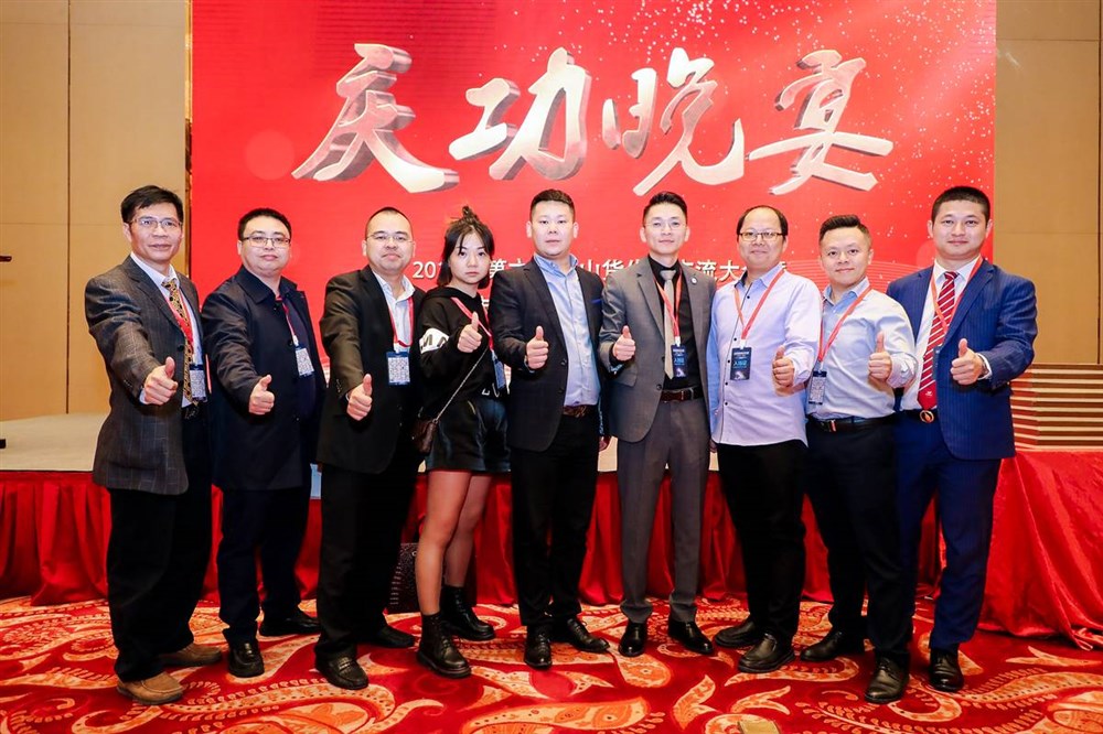 通用運費網(wǎng)創(chuàng  )始人兼深圳市永聯(lián)通實(shí)業(yè)董事長(cháng)黃炳軒（左1）、甲必丹俱樂(lè )部執行會(huì )長(cháng)張桅（左3）、美宏國際物流董事長(cháng)張作宏（右4）、點(diǎn)音視界創(chuàng  )始人徐文良（右3）與深圳與會(huì )代表合影