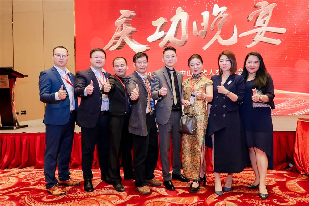 中山市國際貨運代理協(xié)會(huì )會(huì )長(cháng)林浩彬（左3）、通用運費網(wǎng)創(chuàng  )始人兼深圳市永聯(lián)通實(shí)業(yè)董事長(cháng)黃炳軒（左4）、中山市國際貨運代理協(xié)會(huì )執行會(huì )長(cháng)張作宏（右4）、意天物聯(lián)網(wǎng)股份總經(jīng)理江琳琳（右3）、意天物聯(lián)網(wǎng)股份深圳總經(jīng)理李燕（右1）。 
