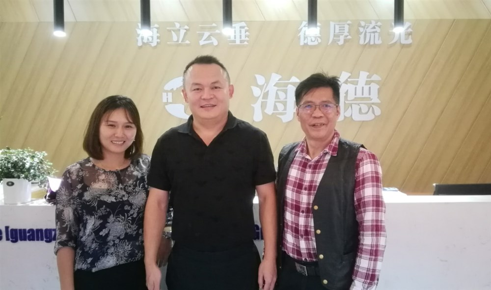 黃炳軒與海德集團總經(jīng)理胡道賢和甲必丹俱樂(lè )部秘書(shū)長(cháng)RITA女士