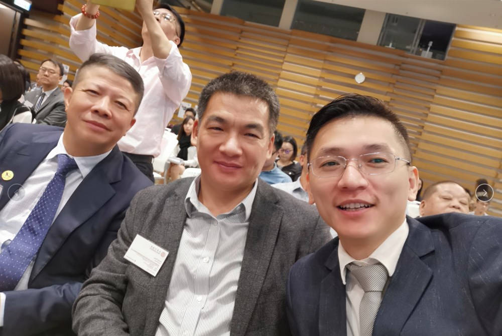 海光集團總經(jīng)理汪海光（左1）在會(huì )議現場(chǎng)與代表們合影