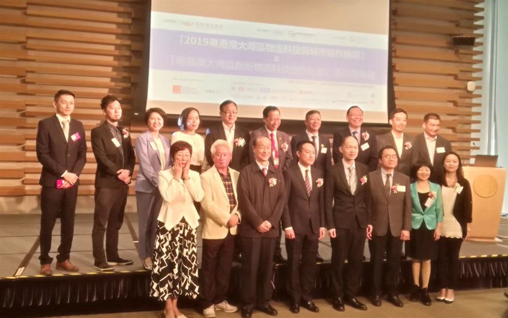 香港物流商會(huì )主席鐘鴻興先生（前右4）、奧瑪倉儲聯(lián)盟總經(jīng)理馮祖期（後中）和與會(huì )代表合影