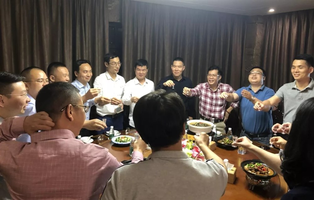 物流貨代公司大咖們圓桌會(huì )議的全家福。 