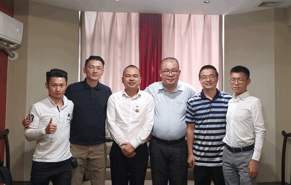 左起：美宏國際物流總經(jīng)理兼中山貨代協(xié)會(huì )執行會(huì )長(cháng)張作宏，甲必丹俱樂(lè )部會(huì )長(cháng)張桅，東捷運通總經(jīng)理黃鵬，穗空同盟會(huì )長(cháng)鄒偉強