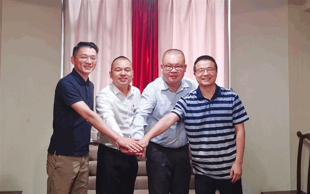 左起：美宏國際物流總經(jīng)理兼中山貨代協(xié)會(huì )執行會(huì )長(cháng)張作宏，甲必丹俱樂(lè )部會(huì )長(cháng)張桅，東捷運通總經(jīng)理黃鵬，穗空同盟會(huì )長(cháng)鄒偉強