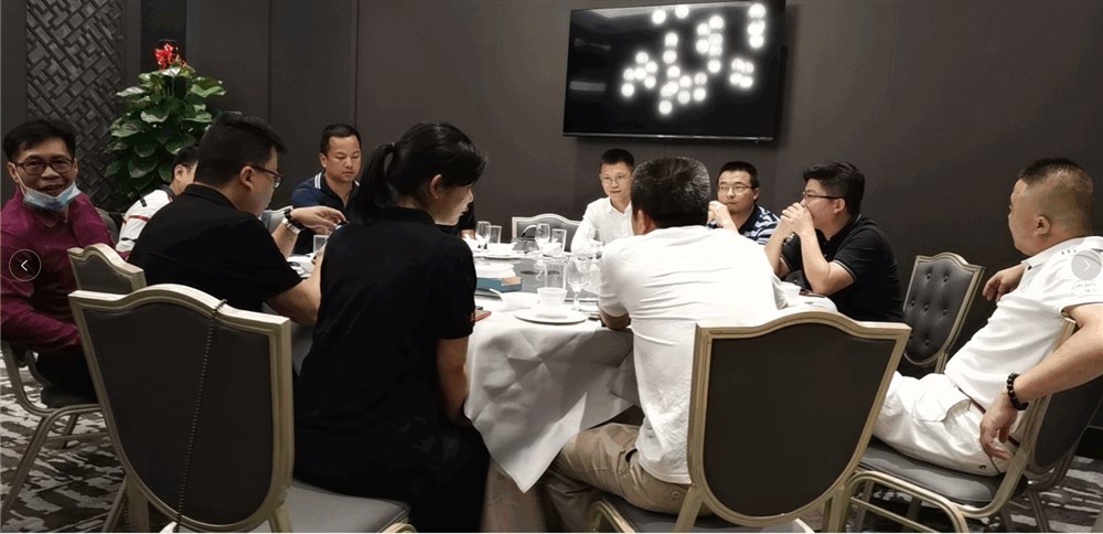 由融匯進(jìn)口供應鏈總經(jīng)理熊兵贊助的30家甲必丹俱樂(lè )部會(huì )員總裁老板進(jìn)行晚宴
