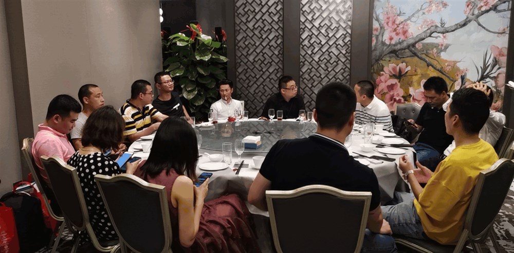 由融匯進(jìn)口供應鏈總經(jīng)理熊兵贊助的30家甲必丹俱樂(lè )部會(huì )員總裁老板進(jìn)行晚宴