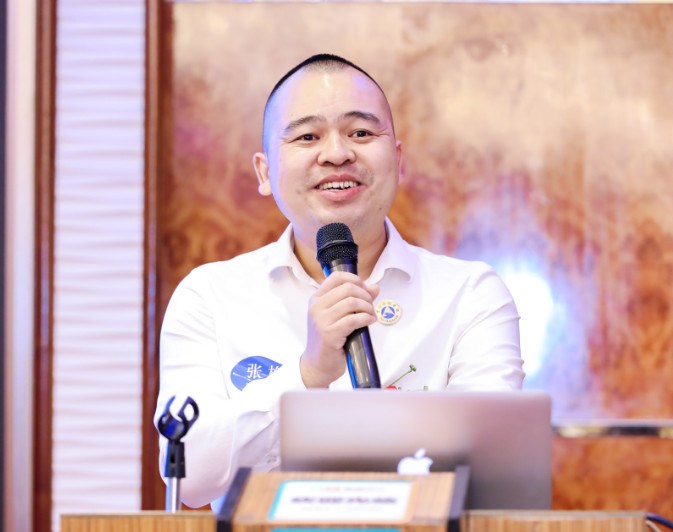 甲必丹俱樂(lè )部會(huì )長(cháng)張桅發(fā)言