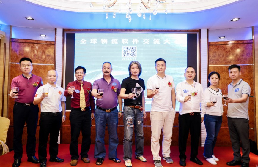 通用運費網(wǎng)黃炳軒董事長(cháng)、甲必丹俱樂(lè )部張桅會(huì )長(cháng)、四野創(chuàng  )投會(huì )-共享雨傘創(chuàng  )始人-通用運費網(wǎng)COO趙書(shū)平、深圳市投資商會(huì )黃公總監、深圳市海盛威總經(jīng)理兼甲必丹執行會(huì )長(cháng)鄭明松、廣東航海學(xué)院深圳校友會(huì )會(huì )長(cháng)楊亦強、深港貨運聯(lián)盟會(huì )長(cháng)莫少華、原飛航集團總經(jīng)理郭小平、上海顧尚總經(jīng)理顧軍為本次晚會(huì )祝酒！