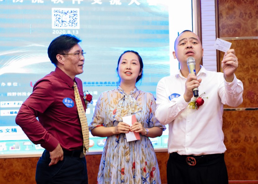 甲必丹會(huì )長(cháng)張桅上臺負責抽獎，通用運費網(wǎng)創(chuàng  )始人黃炳軒頒獎，中獎嘉賓是深圳美暢國際際物流有限公司總經(jīng)理晏艷。