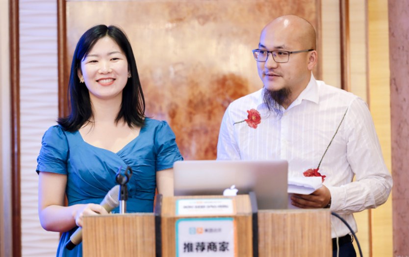 物流界金牌主持人來(lái)自美宏國際際物流有限公司的張作培總經(jīng)理、物流界的美女主持人來(lái)自深圳市?？靽H物流有限公司的劉瑩。