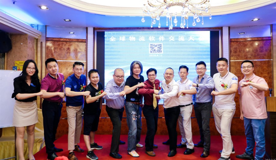 本次特邀各大商會(huì )會(huì )長(cháng)合影：步調一致，協(xié)力創(chuàng  )未來(lái)！