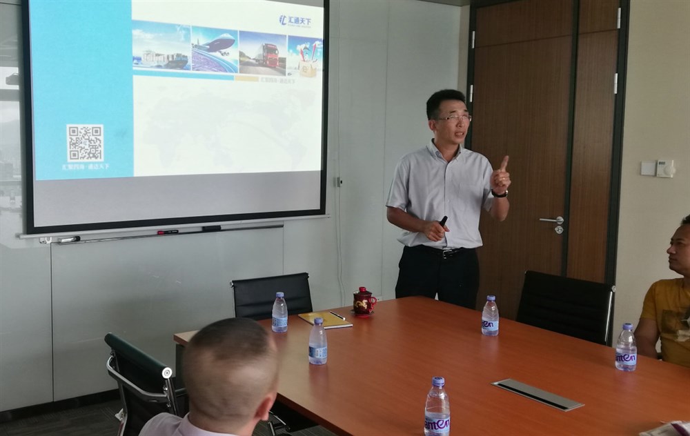 孫劍巍，他從事物流外貿工作30年，曾任大型國企物流公司老總，畢業(yè)于深圳大學(xué)的國際貿易專(zhuān)業(yè)