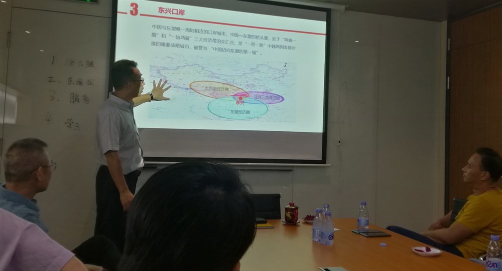 米倉供應鏈董事長(cháng)孫劍巍在介紹公司在廣西東興口岸的清關(guān)情況。