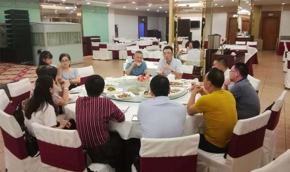 米倉供應鏈董事長(cháng)孫劍巍和大家一起晚宴。