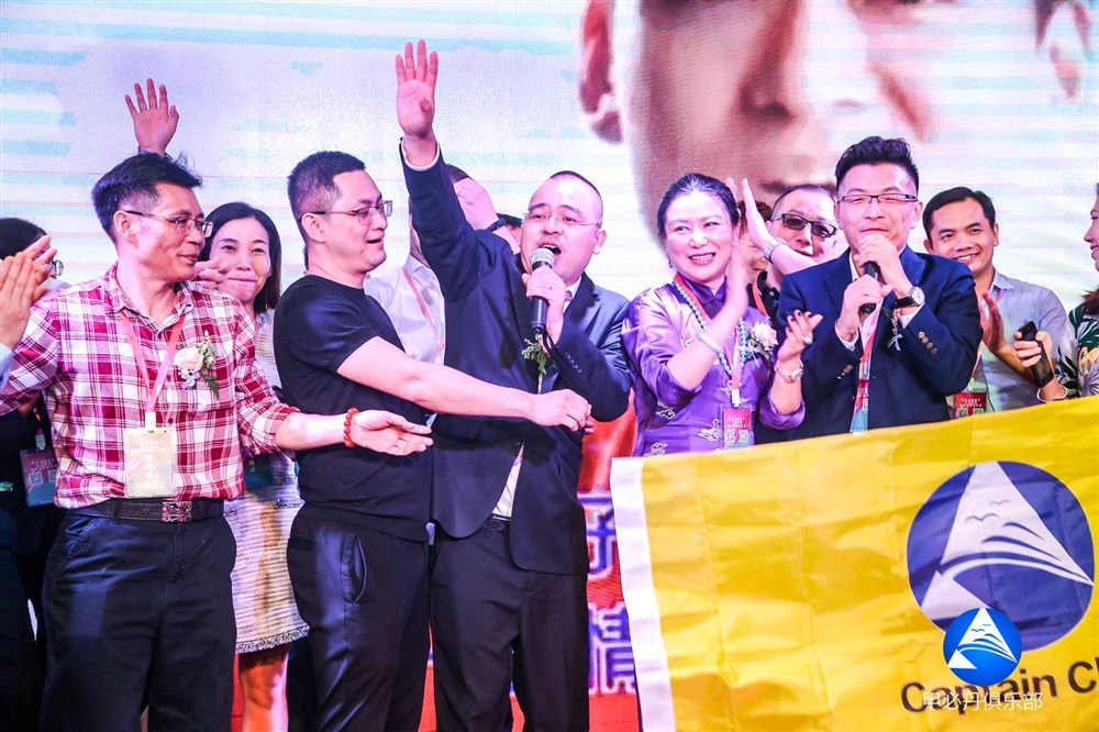 甲必丹俱樂(lè )部執行會(huì )長(cháng)張桅叫大家一起來(lái)合影。