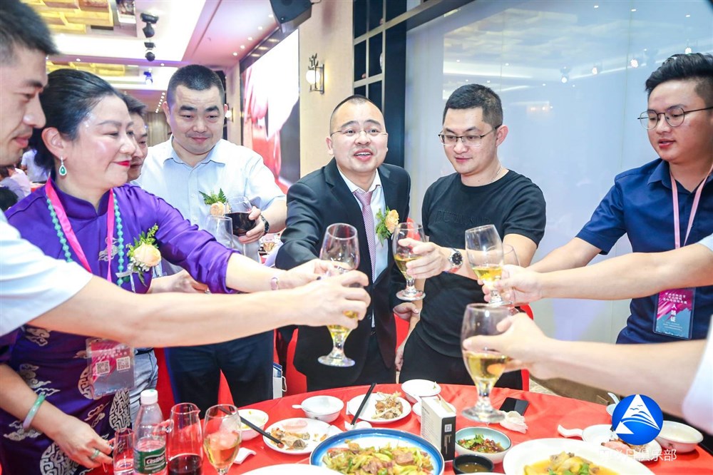 甲必丹俱樂(lè )部執行會(huì )長(cháng)張桅給會(huì )員們祝酒。