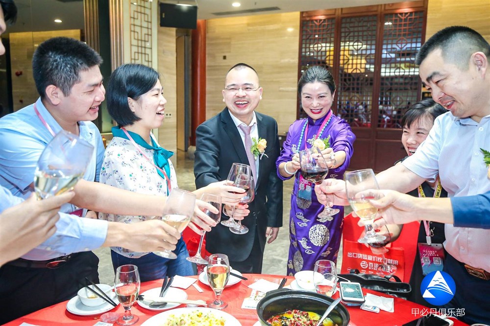甲必丹俱樂(lè )部執行會(huì )長(cháng)張桅給會(huì )員們祝酒。