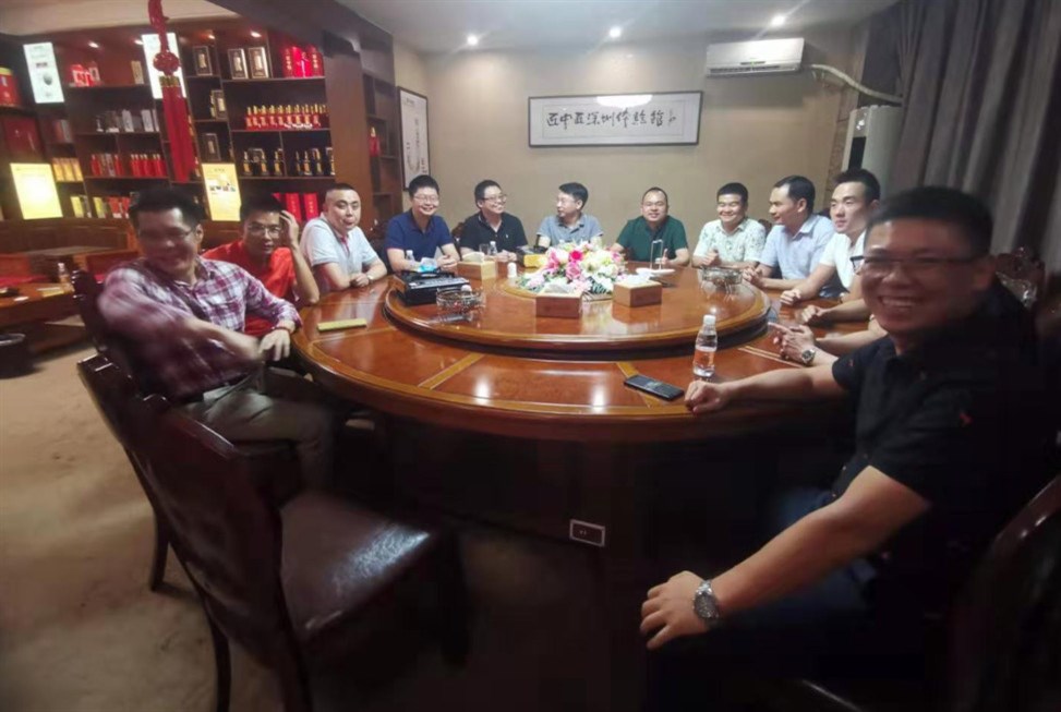 物流貨代大咖們圓桌會(huì )議的全家福。