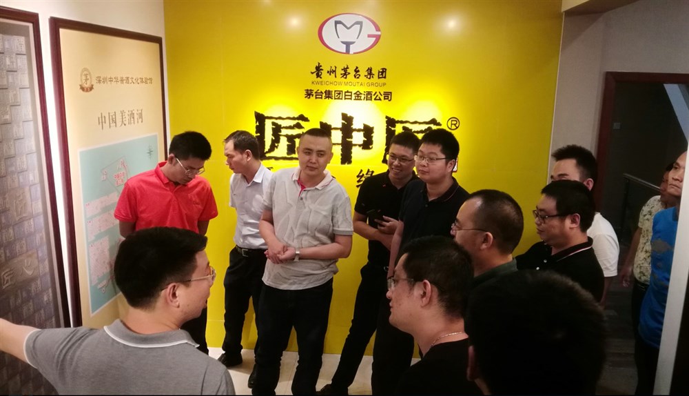 總經(jīng)理林小舌介紹了貴州茅臺（酒廠(chǎng)）集團白金酒有限公司匠中匠酒業(yè)集團的歷史與品牌。 