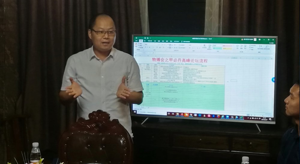 甲必丹俱樂(lè )部秘書(shū)徐文良在介紹未來(lái)活動(dòng)計劃：連續十場(chǎng)物流展會(huì )安排、沙灘排球和公益植樹(shù)等活動(dòng)。