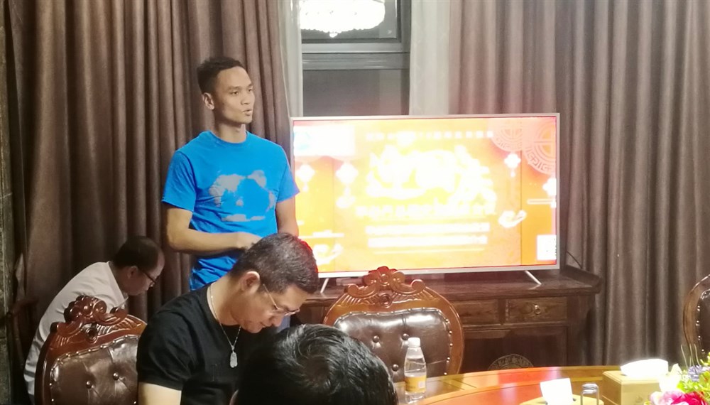 深圳市廣和國際物流有限公司總經(jīng)理林和峰介紹了公司的情況，并給大家總結了一句話(huà)“將軍趕路，不追小兔”。