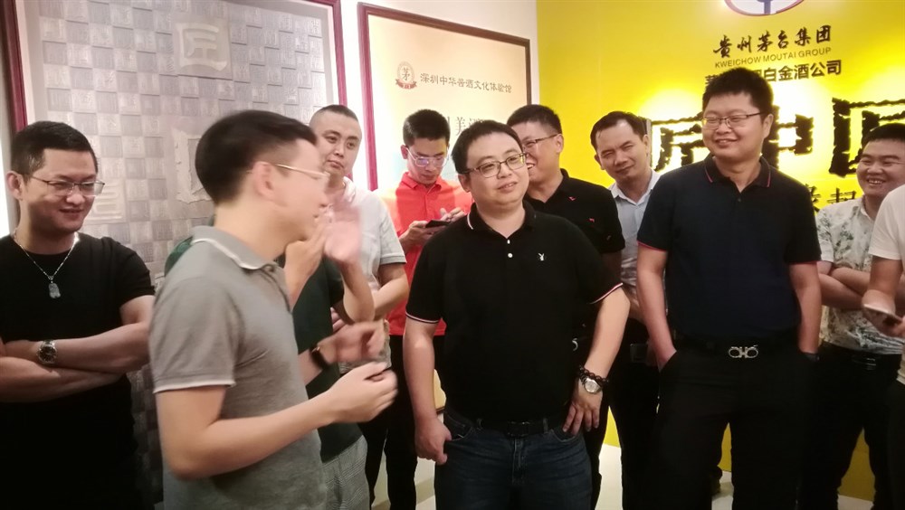 總經(jīng)理林小舌介紹了貴州茅臺（酒廠(chǎng)）集團白金酒有限公司匠中匠酒業(yè)的歷史文化和發(fā)展，以及酒和地理、氣候、環(huán)境的相互依存關(guān)系！