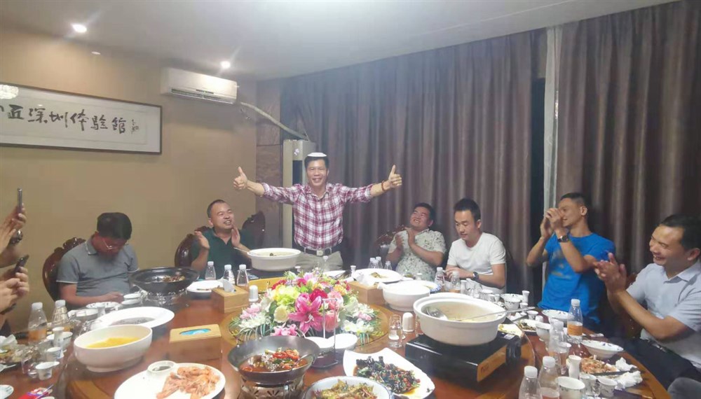 匠中匠酒業(yè)集團特制的七套酒杯的終極演繹：推杯換盞盤(pán)中吸，明月星輝飲瓊漿；返璞歸真歡伯樂(lè )，花好月圓照四方。