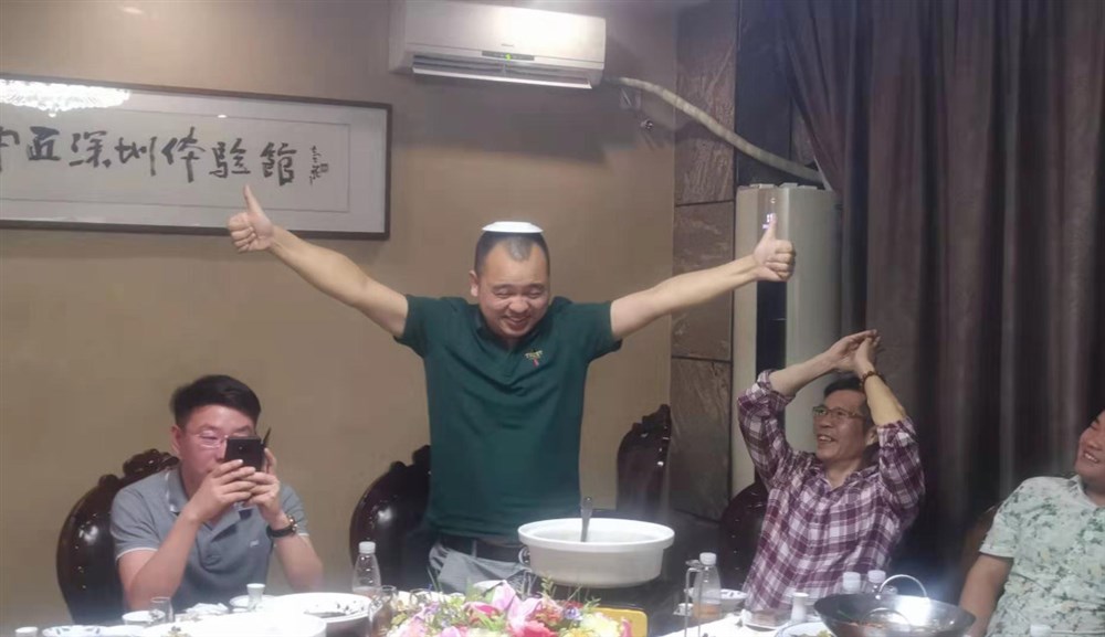 匠中匠酒業(yè)集團特制的七套酒杯的終極演繹：推杯換盞盤(pán)中吸，明月星輝飲瓊漿；返璞歸真歡伯樂(lè )，花好月圓照四方。