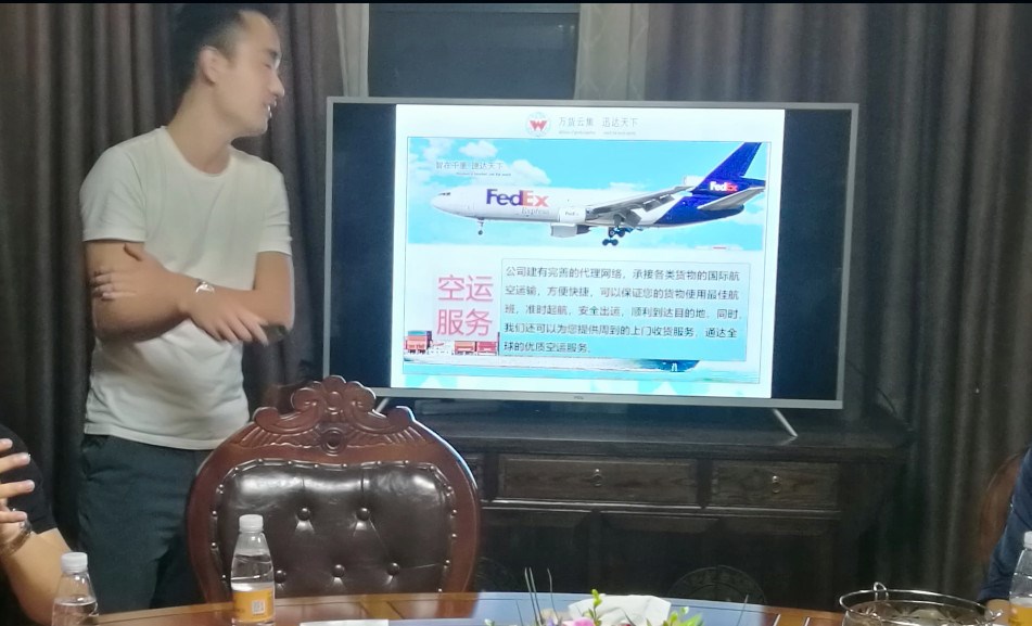深圳市萬(wàn)迅國際貨運代理有限公司經(jīng)理劉珠承介紹了公司的營(yíng)運情況及航線(xiàn)優(yōu)勢。